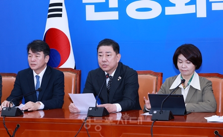 ▲김병기 원내대표(가운데)가 11월 6일 국회에서 열린 정책조정회의 모두 발언에서 “원자력 추진 잠수함은 핵 추진 잠수함을 대신하는 정부의 공식 명칭이다”라고 밝히고 있다. Ⓒ영등포시대