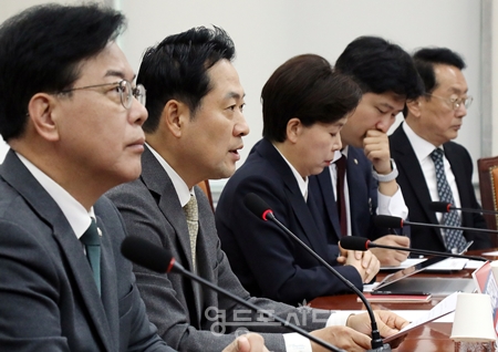 ▲장동혁 대표(왼쪽에서 두 번째)가 11월 6일 국회에서 열린 최고위원회의 모두 발언에서 “오늘 국민의힘은 광주를 찾을 예정이다”라고 밝히고 있다. Ⓒ영등포시대 