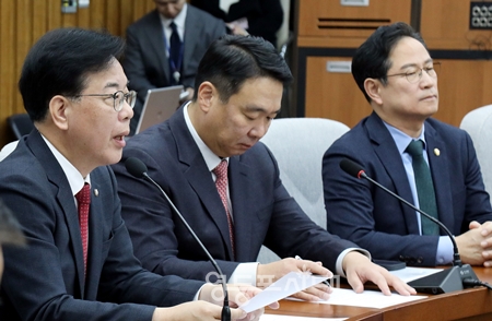 ▲송언석 국민의힘 원내대표가 11월 7일 국회에서 열린 원내책회의 모두 발언에서 2025년도 국정감사를 “‘김현지로 시작해서 김현지로 끝난 현지 국감’이었다”라고 평가하고 있다. Ⓒ영등포시대 