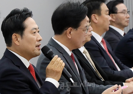 ▲장동혁 대표(왼쪽)가 11월 12일 국회에서 지방선거 총괄기획단 및 시도 광역단체장 연석회의에 대장동 사건 1심 판결에 대해 검찰이 항소하지 않은 이유는 외압 때문이라는 취지의 발언을 하고 있다. Ⓒ영등포시대