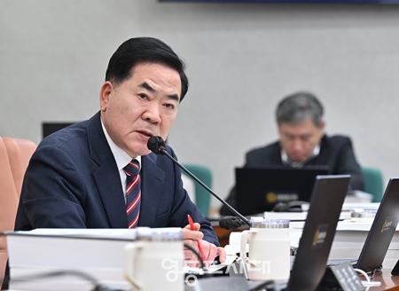 ▲김원태 시의원이 제333회 정례회 미래청년기획관 행정사무감사에서 “청년이 찾아오는 행정이 아니라, 청년을 찾아가는 행정으로의 패러다임 전환이 필요하다”라고 강조하고 있다. Ⓒ영등포시대