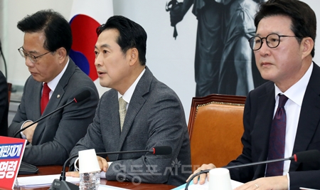 ▲장동혁 국민의힘 대표(가운데)가 11월 13일 국회에서 열린 최고위원회의 모두 발언에서 검찰의 대장동 사건 항소 포기와 관련해 “히틀러의 망령이 어른거린다”라고 목소리를 높이고 있다.Ⓒ영등포시대