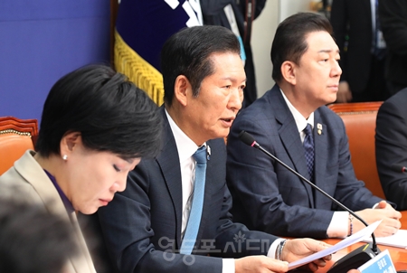 ▲정청래 민주당 대표(왼쪽)가 11월 17일 국회에서 열린 최고위원회의 모두 발언에서 내년 지방선거에서 “예비 후보자 검증을 통과한 후보는 누구라도 경선에 참여시키겠다”라고 밝히고 있다. Ⓒ영등포시대