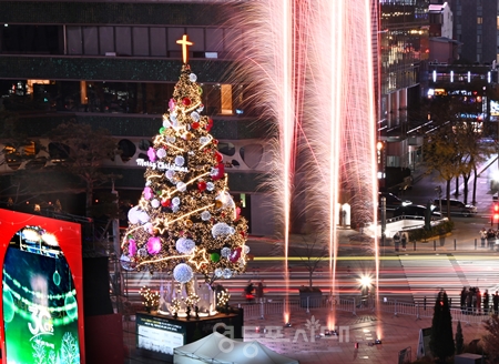 ▲ 서울광장을 밝히는 ‘성탄트리 점등식‘ 전경/이미지=서울시 제공