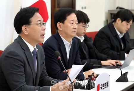 ▲송언석 원내대표(왼쪽)가 11월 18일 국회에서 현안 관련 기자간담회를 열고 “오늘 국민의힘은 공무원 사찰 불법행위 신고센터를 당 홈페이지에 개설했다”라고 밝히고 있다. Ⓒ영등포시대 