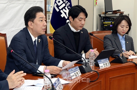 ▲김병기 원내대표(왼쪽)가 인사말에서 “정치검찰의 문제는 이제 명확하다. 최근 법원의 판단은 이재명 대통령 사건이 정치적 의도가 짙은 억지 조작 기소였다는 점을 확인 시켜주었다”라고 주장하고 있다. Ⓒ영등포시대 