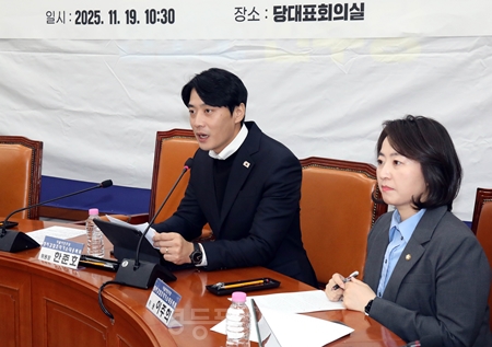 ▲한준호 위원장(왼쪽)이 “최근 대장동 일당에 대한 항소를 포기하면서 정치검찰의 준동이 거세지고 있다”라고 비판하고 있다. Ⓒ영등포시대