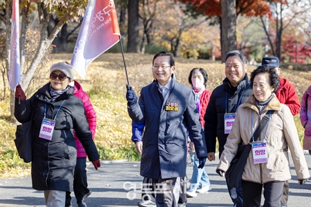 ▲11월 19일, 영등포공원에서 열린 ‘제3회 영등포구 장애인 어울림 걷기대회’에 참석한 최호권 영등포구청장이 주민들과 함께 걷고 있다./이미지=영등포구 장애인체육회 제공