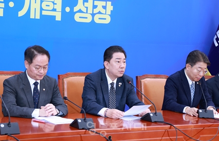 ▲김병기 민주당 원내대표(가운데)가 11월 20일 국회에서 열린 정책조정회의 모두 발언에서 “북한은 우리 국방부가 제안한 남북 군사 당국 회담에 조속히 응답해야 한다”라고 밝히고 있다.Ⓒ영등포시대