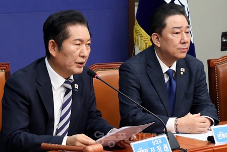 ▲정청래 대표(왼쪽)가 11월 20일 국회에서 열린 최고위원회의 모두 발언에서 대의원과 권리당원 1인 1표제 추진 등에 대한 당원투표 결과에 대해 “완전한 당내 민주주의 실현, 당원 주권의 시대로 나아가기 위한 역사적인 투표다”라고 강조하고 있다. Ⓒ영등포시대