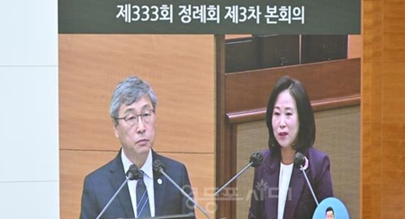 ▲이새날 서울시의원이 20일 열린 제333회 정례회 시정질문에서 정근식 서울시교육감을 상대로 질의를 하고 있다./이미지=유튜브 영상 캡처