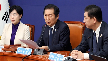 ▲정청래 대표(가운데)가 11월 24일 국회에서 열린 최고위원회의 모두 발언에서 “필요하다면 국민의힘을 위헌 정당 해산 심판 대상에 올려 헌법적 절차를 받겠다”라고 밝히고 있다. Ⓒ영등포시대