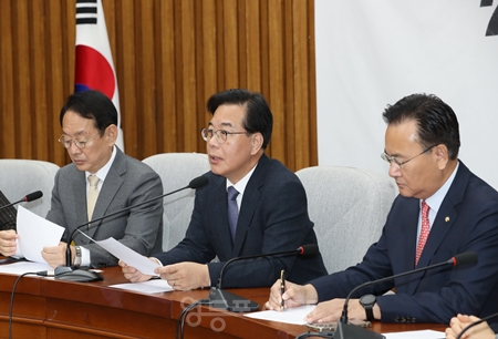 ▲송원석 원내대표(가운데)가 11월 25일 국회에서 열린 원내대책회의 모두 발언에서 “최근 발표된 통계에 따르면, 올해 2분기 20·30 청년층 신규 일자리가 전년 대비 무려 11만 6천 개가 감소했다”라며 “이재명 대통령 인식은 한가해 보인다”라고 직격탄을 날리고 있다. Ⓒ영등포시대 