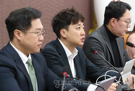 ▲이준석 대표(가운데)가 11월 27일 국회에서 열린 최고위원회의 모두 발언에서 “이재명 대통령이 이화영 재판에서 검찰의 퇴정 사태에 대한 감찰 지시는 헌정질서에 대한 중대한 도전이다”라고 비판하고 있다. Ⓒ영등포시대 