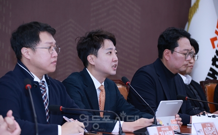 ▲이준석 개혁신당 대표가 12월 1일 국회에서 열린 최고위원회의 모두 발언에서 국민의힘을 향해 “빨리 윤석열 대통령과의 관계를 정리하고 당내의 수준 낮은 헤게모니 싸움은 끝내라”라고 조언하고 있다. Ⓒ영등포시대