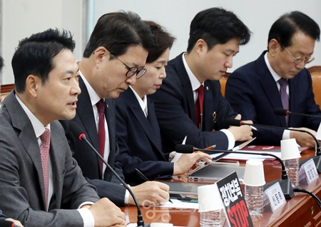 ▲장동혁 대표(왼쪽)가 12월 1일 최고위원회의 모두 발언에서 이재명 정부를 향해 “베네수엘라가 어떻게 망국의 길을 갔는지 똑똑히 기억하길 바란다”라고 목소리를 높이고 있다. Ⓒ영등포시대 