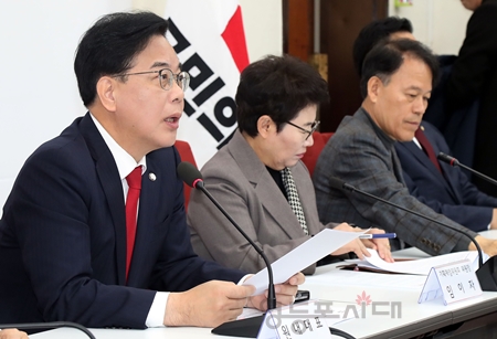 ▲송언석 원내대표(왼쪽)가 12월 2일 국회에서 대미 투자 특별법 점검 상임위원장·간사단 회의를 열고 “이재명 정부는 한미 관세 협상을 맺어놓고 마땅히 거쳐야 할 국회 비준 절차는 외면하고 있다”라며 국회 비준을 촉구하고 있다. Ⓒ영등포시대