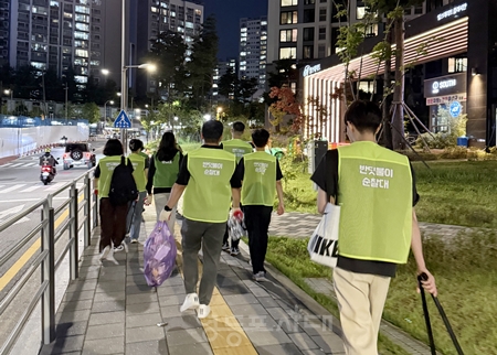 ▲반딧불이 순찰대 활동을 하는 청년들/이미지=영등포구 제공 