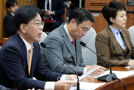 ▲송언석 국민의힘 원내대표(왼쪽)가 12월 9일 국회에서 열린 원내대책회의 모두 발언에서 “이재명 정부의 총체적 경제 실패로 우리 국민과 산업계를 위협하는 심각한 민생 위기로 번지고 있다”라고 비판하고 있다. Ⓒ영등포시대