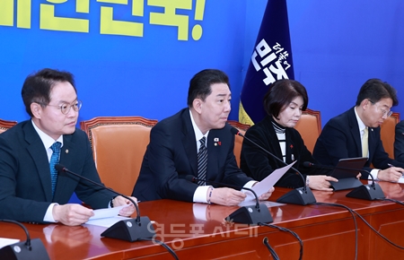 ▲김병기 원내대표(왼쪽에서 두 번째)가 12월 11일 국회에서 열린 정책조정회의 모두 발언에서 국민의힘이 펼치는 필리버스터와 관련해 “민생 인질극은 국민의 심판만 재촉할 뿐이다”라고 강하게 비판하고 있다. Ⓒ영등포시대 