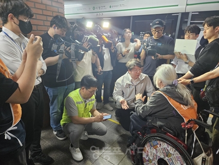 ▲5월 13일, 전장연의 시청역 점거에 대해 항의하며 해산을 요청하는 문성호 서울시의원/이미지=문성호 의원 제공 