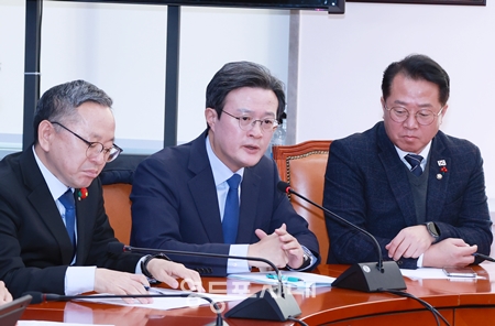 ▲채현일 의원(가운데)이 12월 9일 국회에서 열린 민주당 원내대책회의 사회를 보고 있다.Ⓒ영등포시대