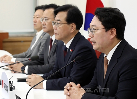 ▲천하람 개혁신당 원내대표(오른쪽)가 “지금 여야 모두를 공정하게 수사를 하는데 자유로운 당은 개혁신당밖에 없다”라며 “그래서 개혁신당이 (특검을) 추천하는 게 필요하다”라고 강조하고 있다. Ⓒ영등포시대 