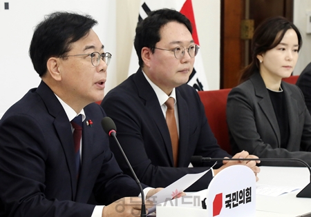 ▲송언석 국민의힘 원내대표(왼쪽)가 “이재명 정권 핵심부가 얽혀있는 통일교 게이트를 국민 앞에 명명백백히 밝히기 위해서는 독립성과 강제 수사권을 가진 특검 외에는 다른 방법이 없다”라고 밝히고 있다. Ⓒ영등포시대 