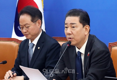 ▲김병기 원내대표가(오른쪽)가 12월 18일 국회에서 열린 정책조정회의 모두 발언에서 “실무적인 조율을 거쳐서 ‘통일교 게이트 특검법’을 바로 발의하겠다”라고 밝히고 있다. Ⓒ영등포시대