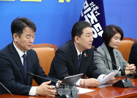 ▲김병기 원내대표(가운데)가 123일 국회에서 열린 원내대책회의 모두 발언에서 “통일교 특검은 확정적으로 즉시 추진하겠다”라고 밝히고 있다. Ⓒ영등포시대 