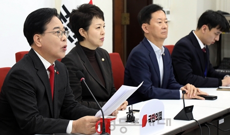 ▲송언석 원내대표(오른쪽)가 12월 13일 국회에서 현안 관련 기자간담회를 열고 “‘내란특별재판부 설치법’은 절대 국회를 통과해서 시행되어서는 안 된다”라고 강조하고 있다. Ⓒ영등포시대