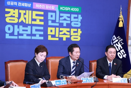 ▲정청래 대표(가운데)가 24일 국회에서 열린 최고위원회의 모두 발언에서 “나경원 의원도 특검 대상에 포함해야 하지 않겠느냐”라고 반문하고 있다. Ⓒ영등포시대 