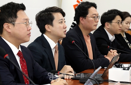 ▲이준석 대표(왼쪽에서 두 번째)가 24일 국회에서 열린 최고위원회의 모두 발언에서 민주당을 향해 “통일교 특검 지연 전술을 생각하지 말고 빨리 받아들였으면 좋겠다”라고 강조하고 있다. Ⓒ영등포시대