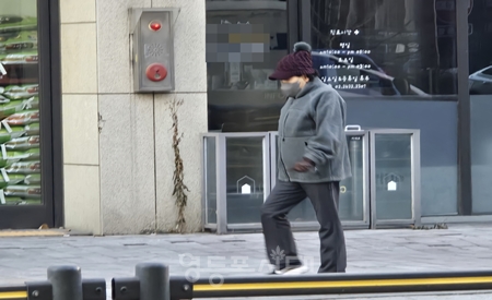 ▲강추위에 대비해 완전무장 복장을 한 시민이 국회대로54길을 걷고 있다. Ⓒ영등포시대