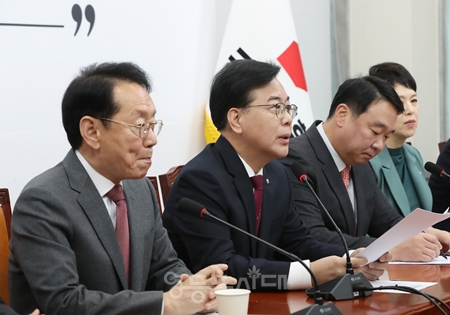 ▲송언석 국민의힘 원내대표(왼쪽에서 두 번째)가 29일 국회에서 열린 원내대책회의 모두 발언에서 이재명 정부 출범 1년 차에 대해 “첫 단추를 잘못 끼우고 ‘민생 파괴, 공정 해체, 민주주의 퇴보의 연속’이었다”라고 강하게 비판하고 있다. Ⓒ영등포시대