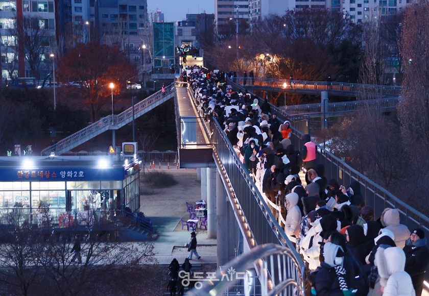 ▲2026년 새해 일출을 보기 위해 선유교를 찾은 1,000여 시민들이 여의도(동쪽)을 바라보고 있다. ⓒ영등포시대