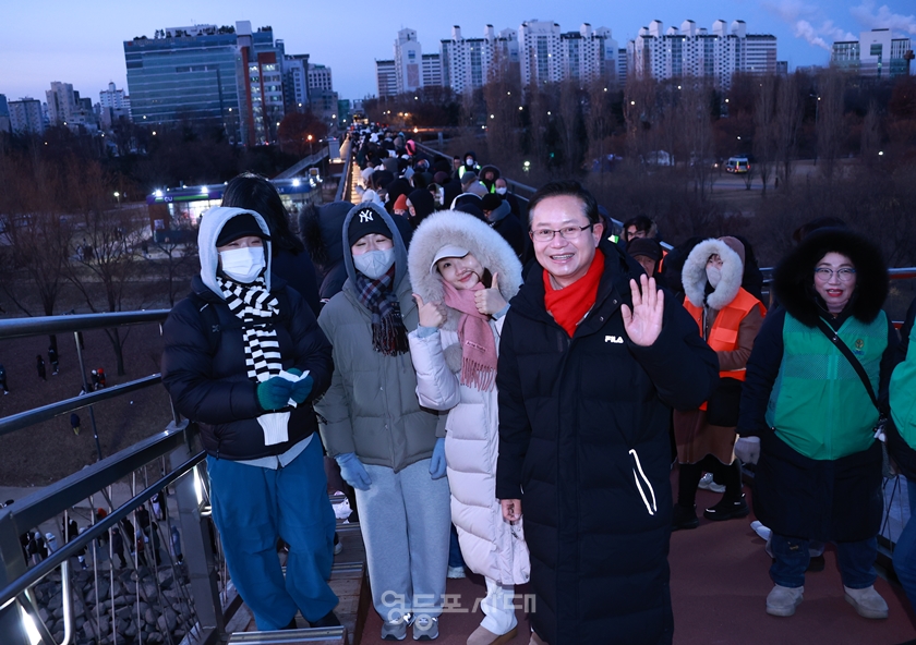 ▲대구가 고향인 세 명의 고등학교 친구들(장민경-동작구, 이진영, 김태연)이 본지 인터뷰를 마치고 최호권 영등포구청장과 사진 촬영을 하고 있다. ⓒ영등포시대