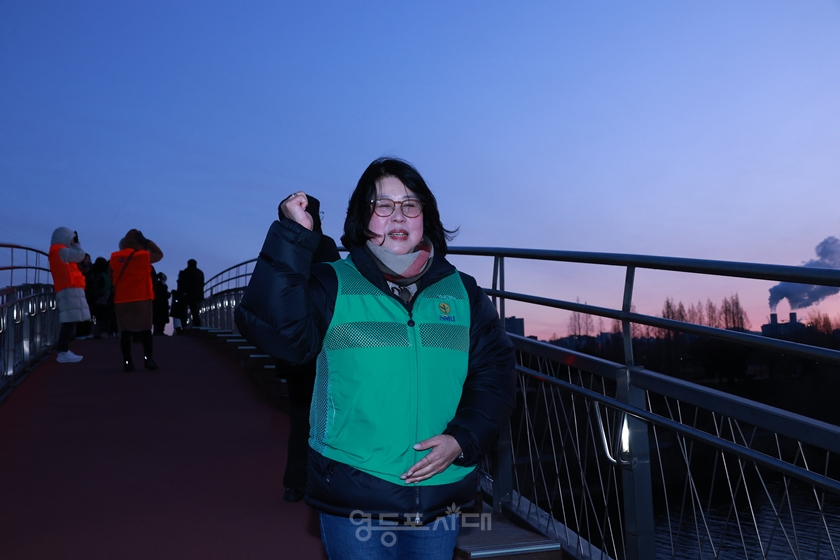 ▲신경단 양평2동 주민자치위원회 전 총무가 인터뷰 후 양평2동 파이팅을 외치고 있다. ⓒ영등포시대