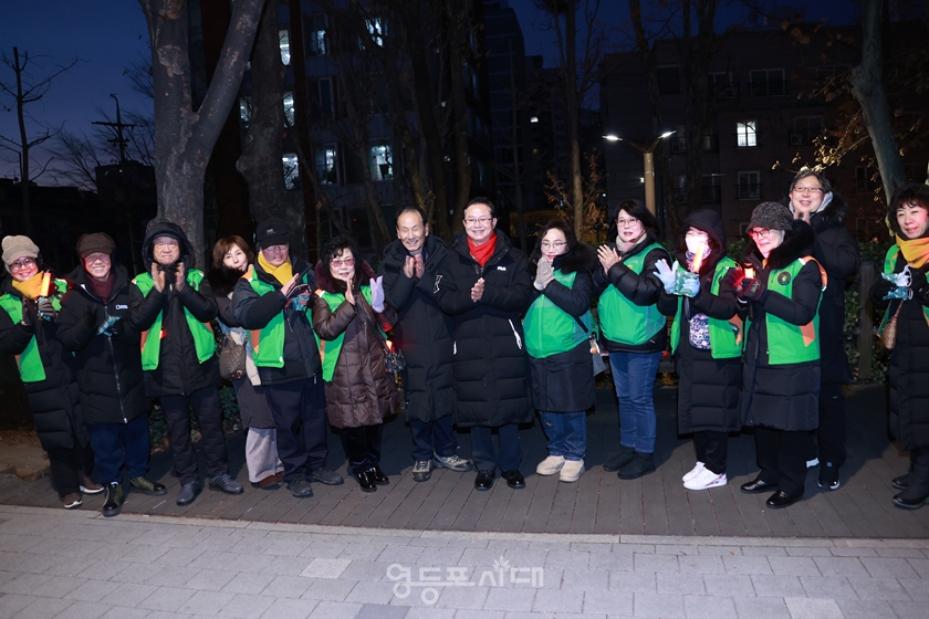 ▲양평2동 새마을회 등 자원봉사자들이 최호권 영등포구청장과 기념촬영을 하고 있다. ⓒ영등포시대