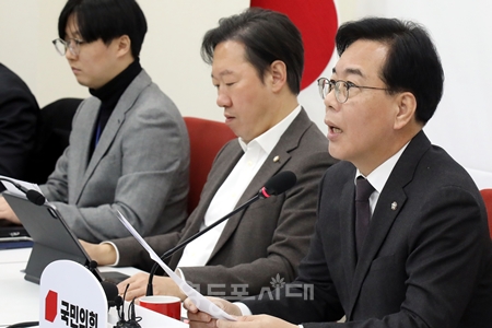 ▲송언석 원내대표(오른쪽)가 “독소 조항을 제거하기 위한 정보통신망법 개정안을 조속히 발의하겠다”라고 밝히고 있다. Ⓒ영등포시대 