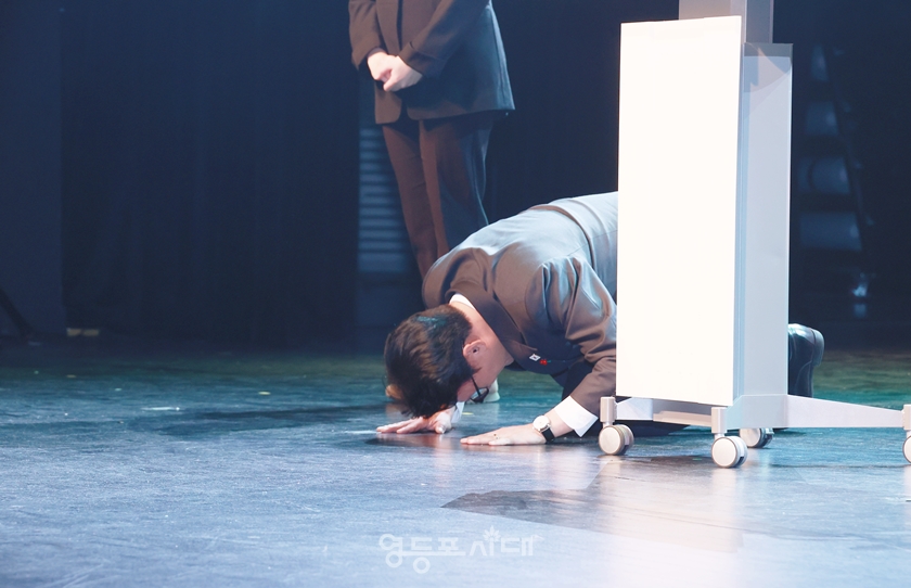 ▲1월 6일 영등포아트홀에서 열린 영등포구 신년 인사회에 참석한 김민석 국무총리가 큰절로 새해 인사를 하고 있다. Ⓒ영등포시대