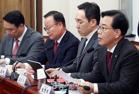 ▲송언석 원내대표(오른쪽)가 “강선우·김병기·장경태 의원 등에 대한 징계 논의를 즉각 착수하자”라고 촉구하고 있다. ⓒ영등포시대