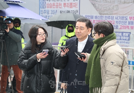 ▲1월 12일 민주당사에서 열린 윤리 심판위원회에 참석하기 위해 당사를 찾은 김병기 의원이 기자들의 질문을 받고 있다. Ⓒ영등포시대