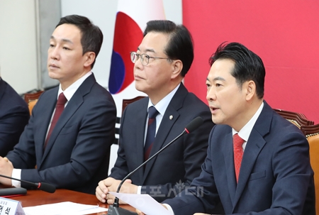 ▲장동혁 대표(왼쪽)가 1월 15일 국회에서 열린 최고위원회의 모두 발언에 앞서 “윤리위 결정에 대해서 한동훈 전 대표는 제대로 해명할 기회를 부여받지 못했다고 한다”라면서 재심의를 청구할 수 있는 기간을 부여하는 것이 맞다고 본다”라고 밝히고 있다. Ⓒ영등포시대