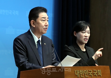 ▲김병기 전 민주당 원내대표가 19일 국회 소통관에서 기자회견을 열고 “아직 윤리 심판원의 결정문을 통보받지 못했지만 재심을 신청하지 않고 당을 떠나겠다”라고 민주당 탈당을 선언하고 있다. Ⓒ영등포시대