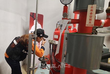 ▲화재 안전 조사관이 소화 펌프를 점검하고 있다./이미지=서울시 제공 