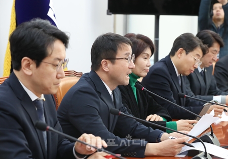 ▲한병도 원내대표(왼쪽에서 두 번째)가 20일 국회에서 열린 원내대책회의 모두 발언에서 “국민의힘은 지금 당장 통일교·신천지 특검을 수용하라”라고 촉구하고 있다. Ⓒ영등포시대