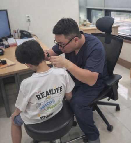 서울365의원에서 환자를 진료하고 있는 모습