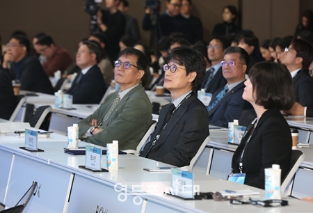 ▲AX 컨퍼런스에 참석한 이창용 한국은행 총재, 이해진 네이버 이사회 의장, 최수연 네이버 대표이사 사장이 나란히 앉아있다.(왼쪽부터) ⓒ영등포시대