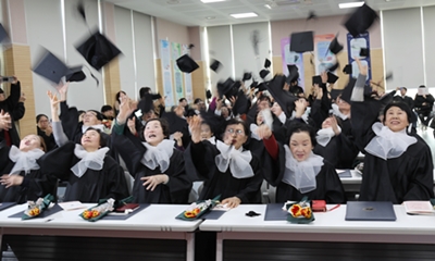 ▲2025년 1월 22일 열린 늘푸름학교 졸업식에서 졸업생들이 학사모를 날리며 졸업의 기쁨을 나누고 있다/이미지=영등포시대 db